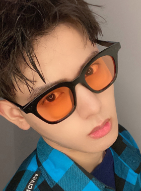 韩国明星太阳镜黄色复古街拍嘻哈