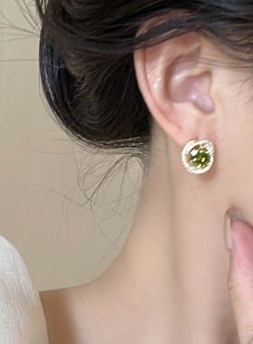 然后我们跳舞了法式橄榄绿耳钉女