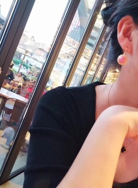 珠宝女皇贝迷人风粉色镶嵌耳钉