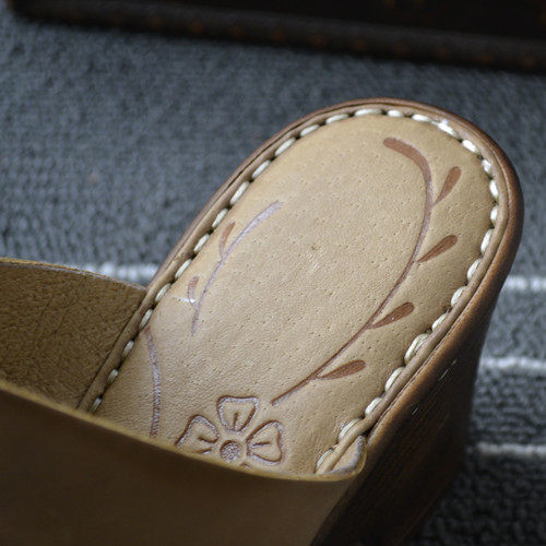 Внешняя торговля уникальной женской обувью, толсторотой женской литературно-художественной европейской и американской стилистикой.