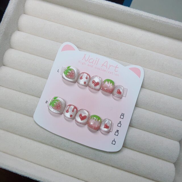 Handmade sweet and savory wear strawberry three-dimensional children's manicure