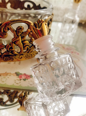 原创复古浮雕装瓶皇冠拍摄摆件