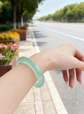 冰种甜绿手镯天青冻玉石手镯女款