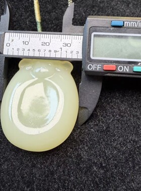 天然青白色玉小绵羊手捻把件可爱小羊玉石挂件随身文玩包挂吊坠