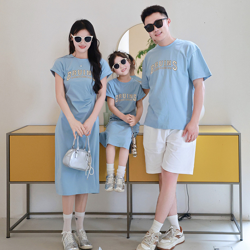 夏季新款2025一家三四口亲子装T恤海边度假裙子全家装母女连衣裙 - 图0