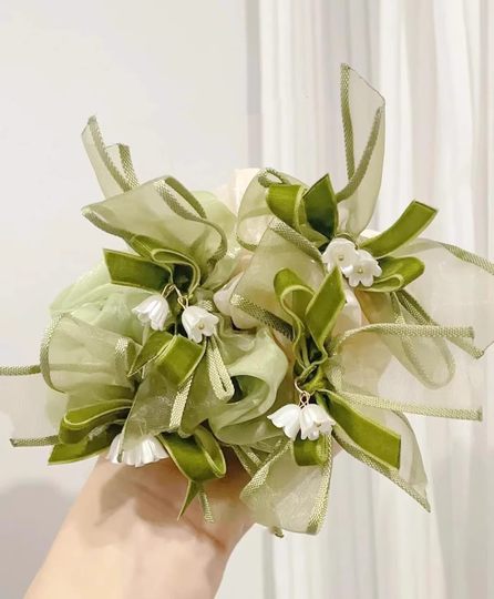 Flor de muñeca lirio de los valles pequeña novia de boda fresca y hermosa