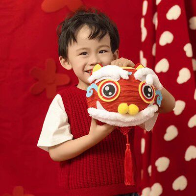 2025新年全家福拍照道具立体福字手拿卷轴对联手提灯笼春装饰摆件