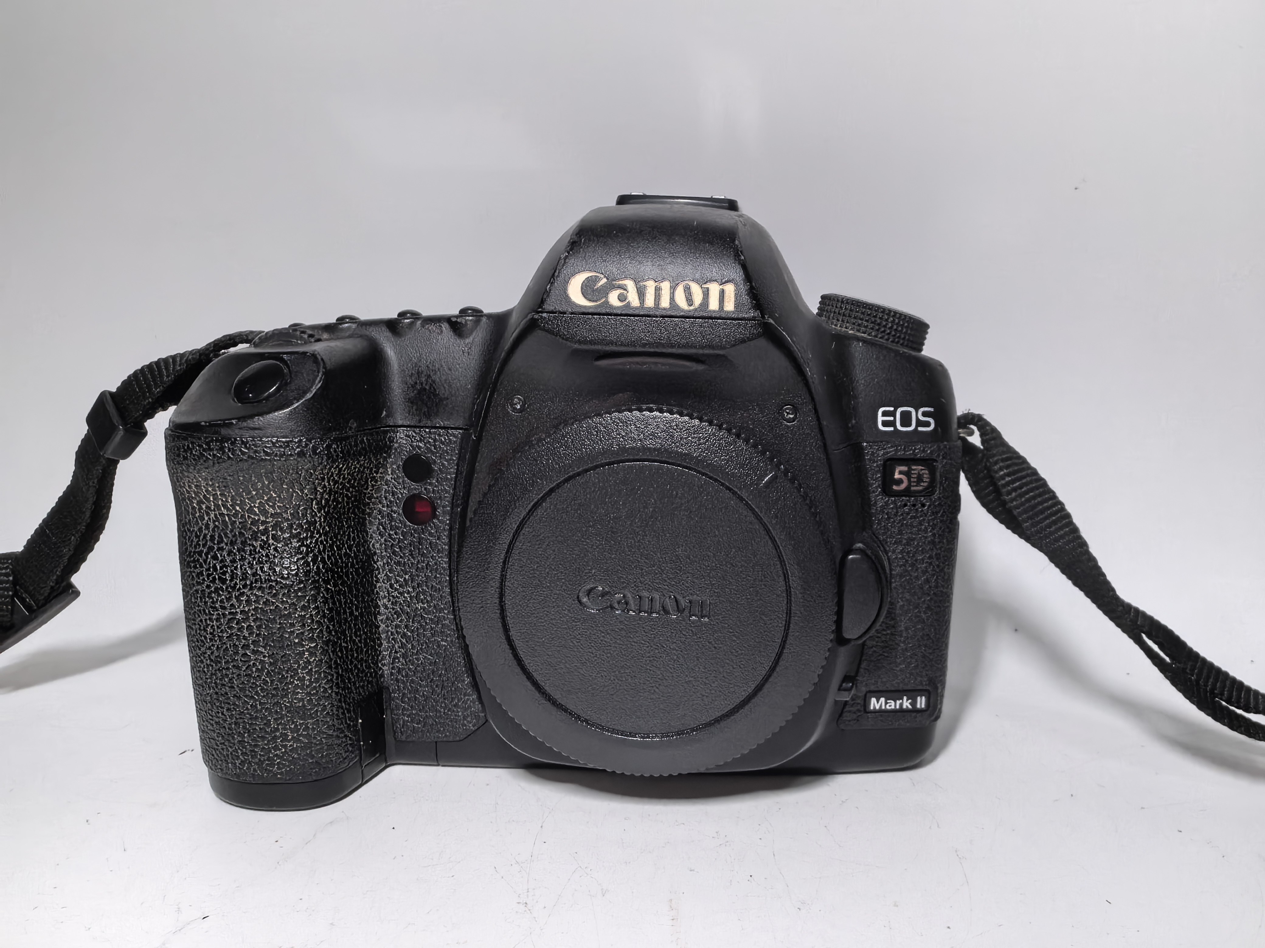 Second-hand SLR camera Canon 5D2 SLR camera Canon EOS 5D markII starts up normally