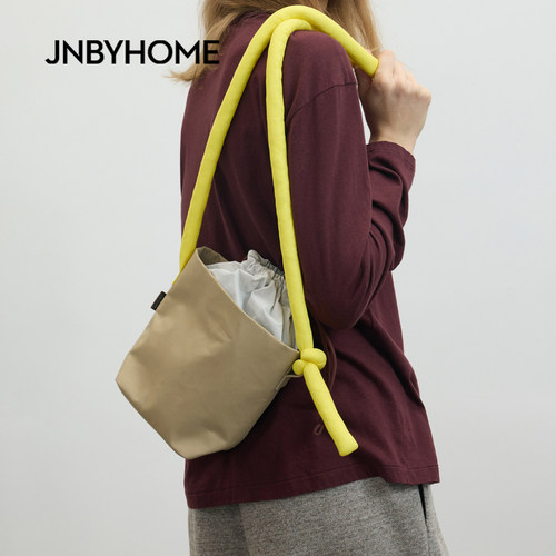 JNBYHOME江南布衣26春新品斜挎单肩包撞色通勤抽绳包情侣手提休闲 - 图1
