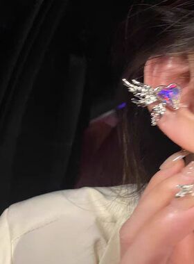 撤柜轻奢气质极光幻彩爱心翅膀耳夹女小众天使精灵镶钻耳骨夹个性