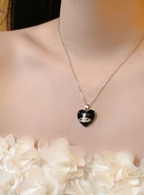 钛钢黑色爱心土星项链气质高级感星球锁骨链镶钻颈链甜酷辣妹颈链