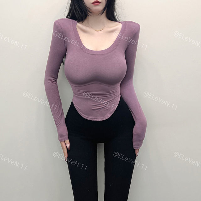 ເສື້ອຍືດຄໍ U-neck ທີ່ມີເສັ້ນໂຄ້ງ sexy