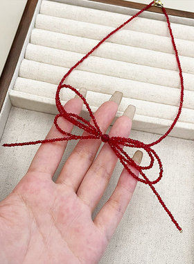 显白红色蝴蝶结尖晶石choker项链