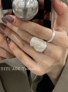 暗黑花瓣肌理高级感黑白戒指玫瑰