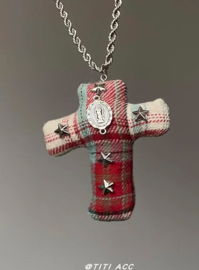 y2k辣妹红白格子十字架吊坠项链女秋冬新款小众设计感毛衣链颈饰