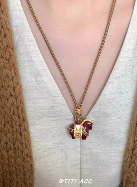 【招财进宝】新中式红色滴釉重工小马项链女轻奢高级感毛衣链挂饰