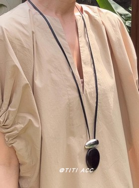 复古黑木吊坠项链女新款韩系轻奢小众设计高级感长款皮绳毛衣链潮