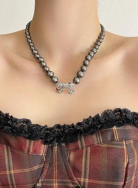 法式复古蝴蝶结珍珠项链配裙子