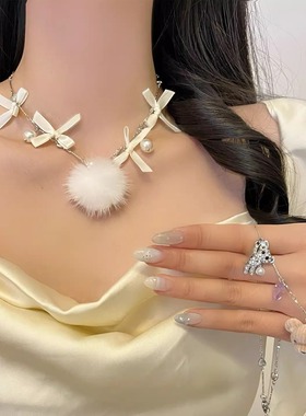 甜美白色毛球爱心蝴蝶结珍珠项链女精致小熊吊坠锁骨链氛围感配饰
