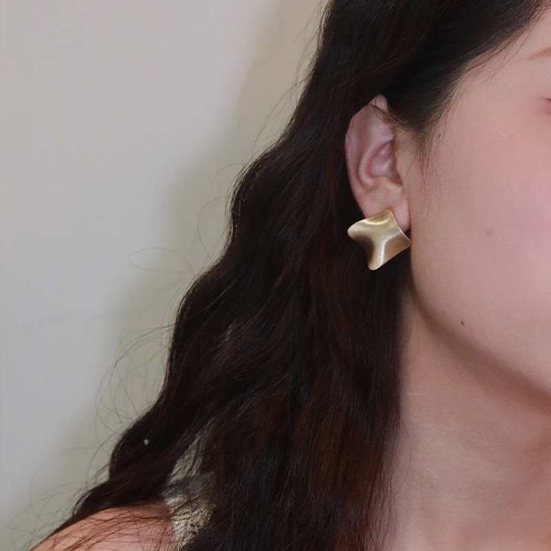 新款欧美简约气质曲面金属饰品 s925银针高级感拉丝ins网红耳钉女 - 图1