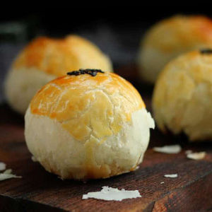 4个装好溢美蛋黄酥