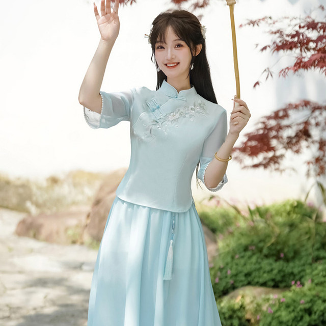 ຊຸດ Hanfu ແບບຈີນ, ດັດແກ້ເທິງ cheongsam ດ້ວຍອົງປະກອບຂອງຈີນ