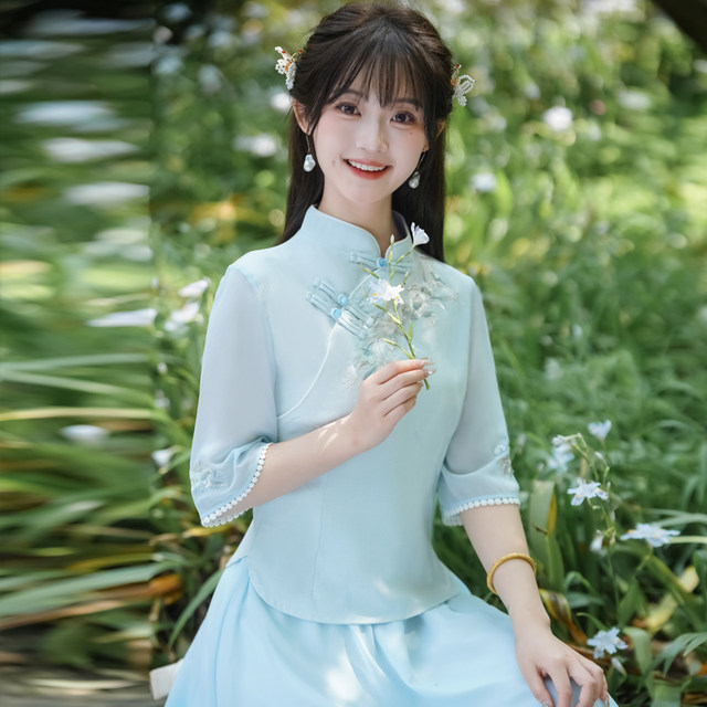 ຊຸດ Hanfu ແບບຈີນ, ດັດແກ້ເທິງ cheongsam ດ້ວຍອົງປະກອບຂອງຈີນ