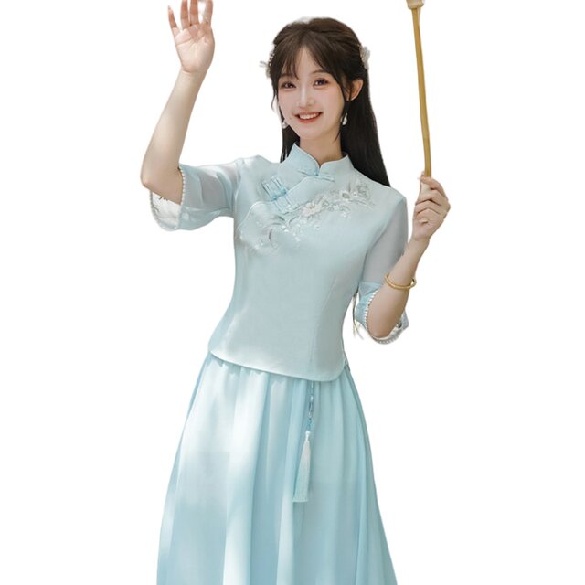 ຊຸດ Hanfu ແບບຈີນ, ດັດແກ້ເທິງ cheongsam ດ້ວຍອົງປະກອບຂອງຈີນ