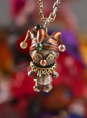 复古小丑吊坠男女同款高级感小众设计巫豆娃娃个性嘻哈挂件毛衣链