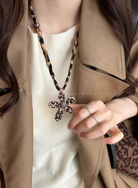 咖色豹纹花朵吊坠丝巾项炼女美拉德气质高级感毛衣炼覆古抽拉配饰