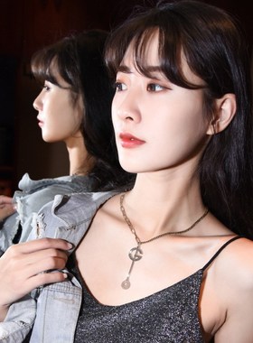 韩饰缘新款时尚百搭项链女气质满钻字母吊坠短款毛衣链服饰配饰女