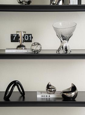 轻奢风格高端银色组合电视小众沙发背景墙开放式网格饰品简单样板