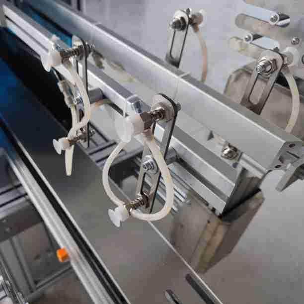 生产厂家全自动吹塑贴标机械手尿素桶防冻液桶模内贴标机,淘宝优惠券,粉丝福利购,淘宝优惠卷