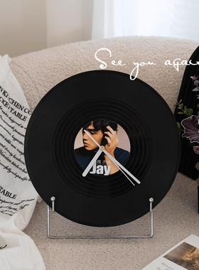 玄关桌面新款复古黑胶唱片摆件卧室房间轻奢仿真钟表摆摄道具装饰