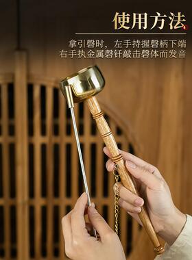 木柄有一个长柄黄铜吸引庆祝和平静。铜制佛饰之家。寺庙的器皿是