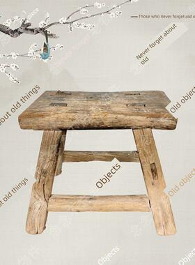 民间怀旧的旧物品，小桌子，长凳，厨房用品，蔬菜篮子，床和早餐