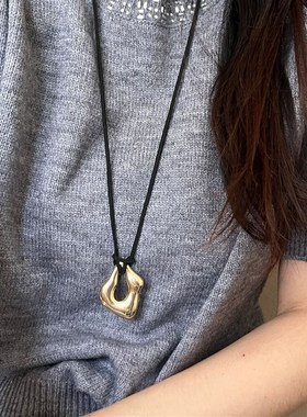 简约小众黑色皮绳抽象几何项链女2024年秋冬爆款高级感毛衣链配饰