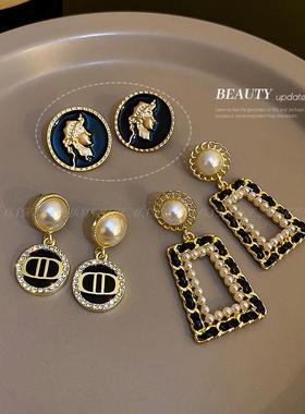 样板间衣帽间首饰项链耳环戒指衣柜陈列梳妆台软装家居装饰品摆件