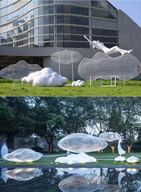 户外不锈钢镂空云朵摆件玻璃钢人物景观小品景区网红大型雕塑定制