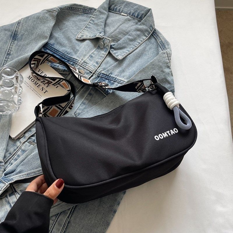 休闲百搭宽肩带简约枕头包布包2024新款潮时尚单肩斜挎包小包包,淘宝优惠券,粉丝福利购,淘宝优惠卷