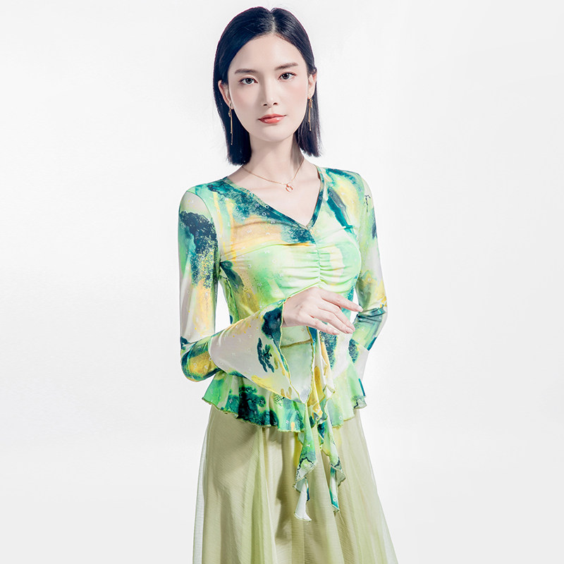 2025秋季新款V领字母印花晕染荷叶边上衣女喇叭袖跳舞女士广场舞,淘宝优惠券,粉丝福利购,淘宝优惠卷