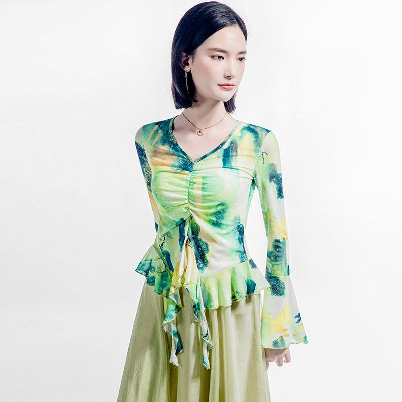 2025秋季新款V领字母印花晕染荷叶边上衣女喇叭袖跳舞女士广场舞,淘宝优惠券,粉丝福利购,淘宝优惠卷