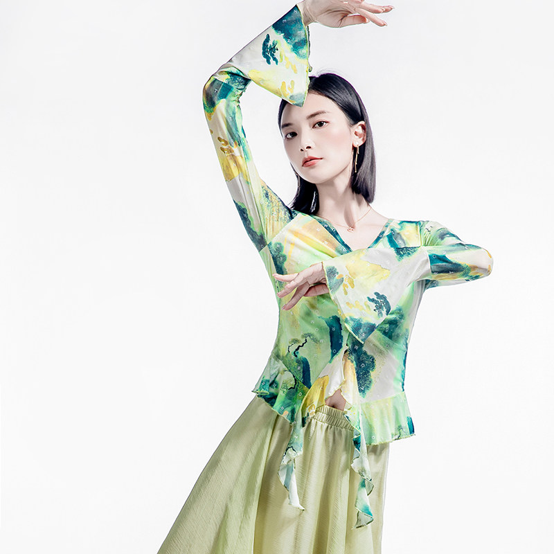 2025秋季新款V领字母印花晕染荷叶边上衣女喇叭袖跳舞女士广场舞,淘宝优惠券,粉丝福利购,淘宝优惠卷