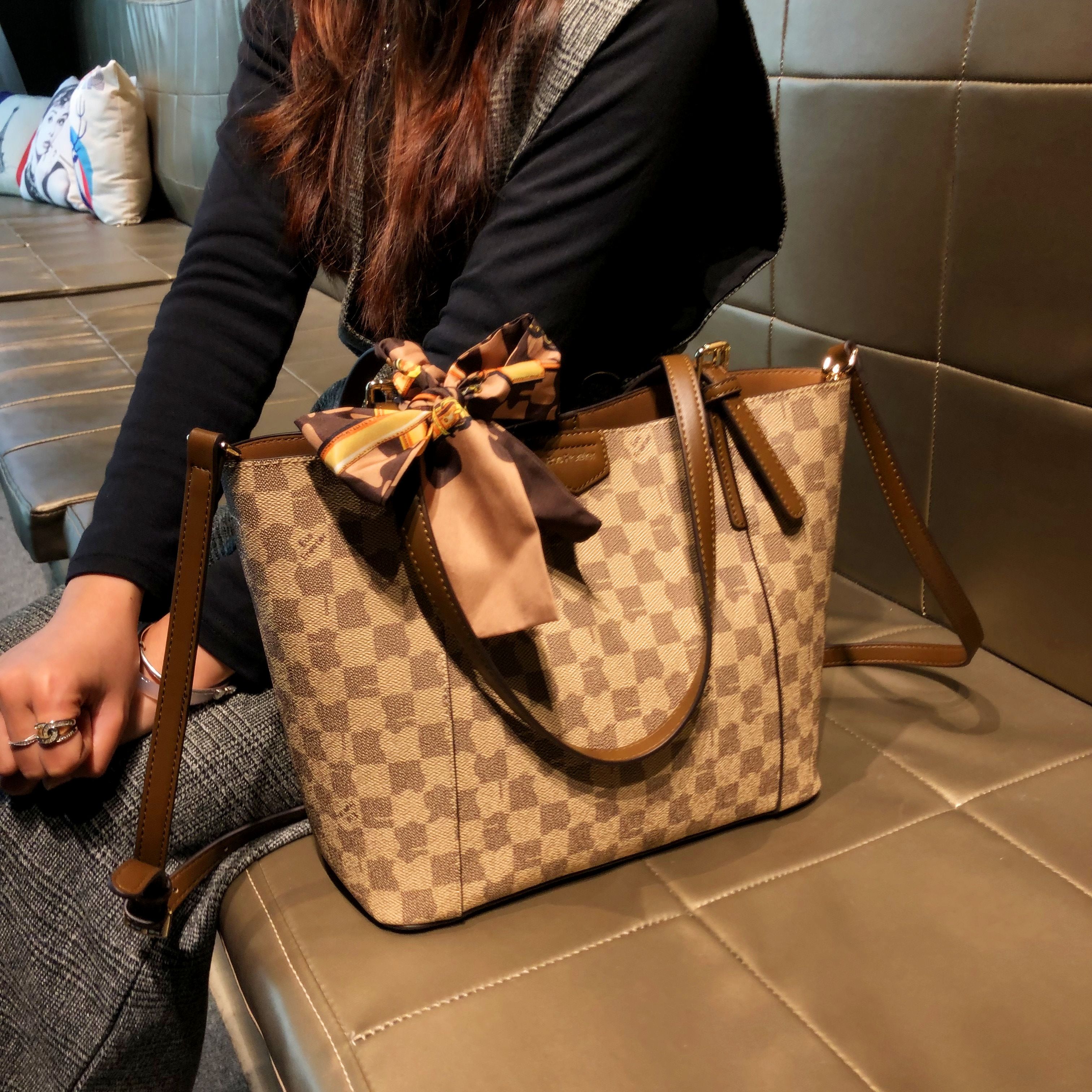 香港品牌包包女式2025新款流行大容量斜挎大包真皮通勤单肩托特包 - 图1