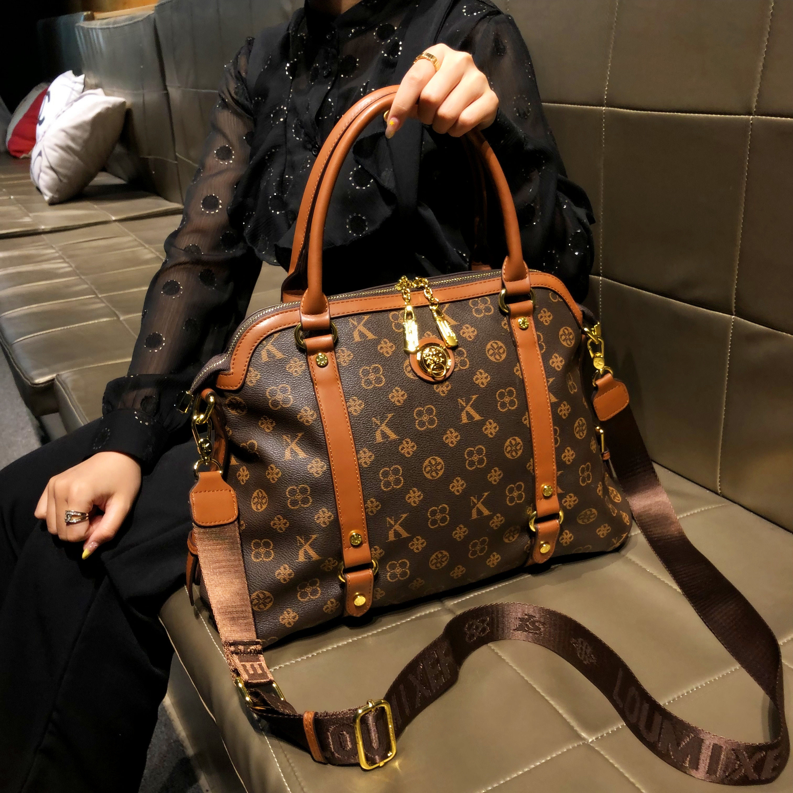 香港品牌托特包2025新款复古大容量斜挎大包真皮高级手提单肩包女,淘宝优惠券,粉丝福利购,淘宝优惠卷