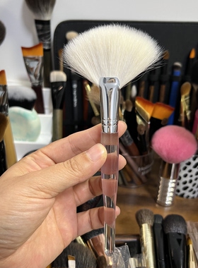 刷酶的羊毛扇形化妆刷  也可以刷余粉 高光 腮红和定妆