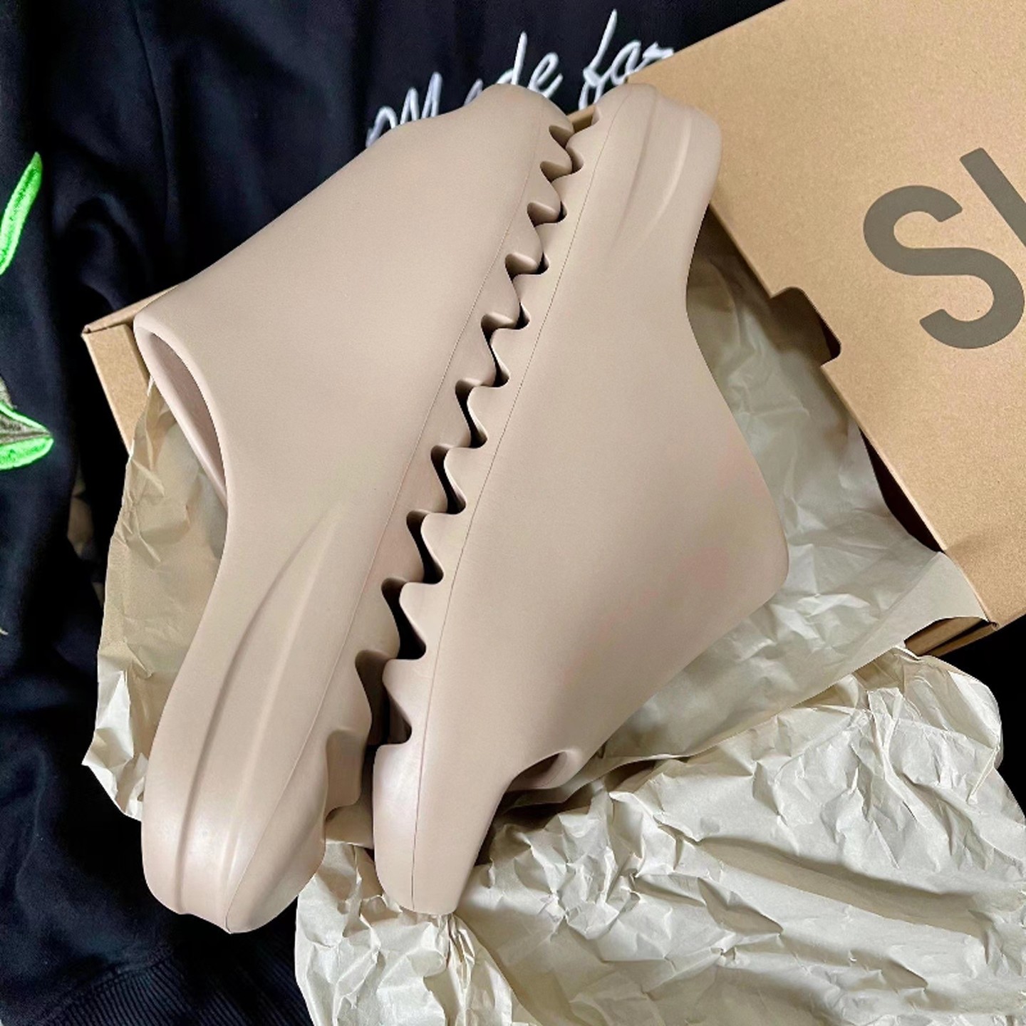 逃饱sneaker椰子拖鞋yeezy一字拖slide暖沙黄踩屎感新款米白外穿,淘宝优惠券,粉丝福利购,淘宝优惠卷