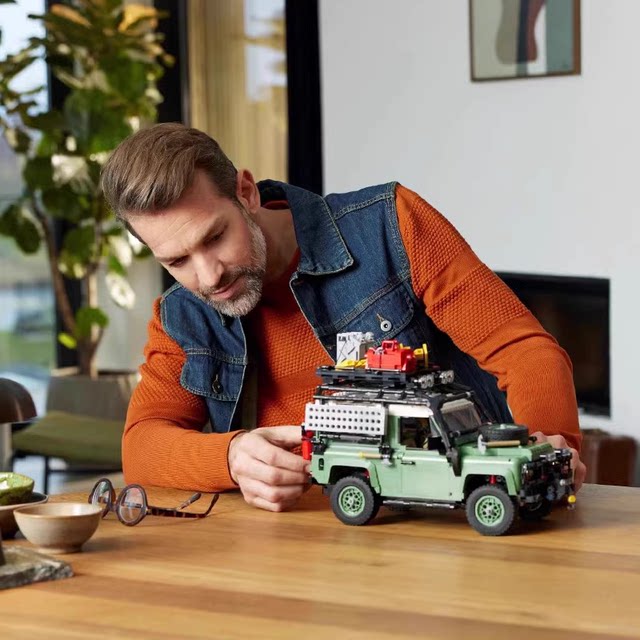 Chinese building blocks creative and versatile classic Land Rover Defender 90 off-road vehicle model 10317 boy assembly toy