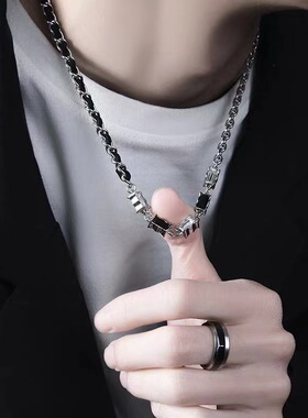 黑白拼接项链男女款轻奢小众精致男士钛钢吊坠毛衣链配饰生日礼物