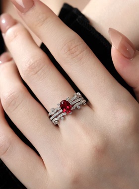 2克拉培育鸽血红宝石耳钉